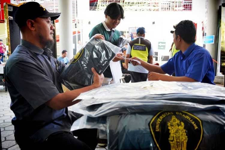Universitas Brawijaya Membagikan Jas Almamater Lebih Awal untuk Mahasiswa Baru