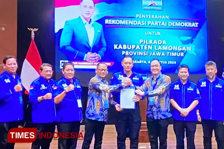 Pilkada Lamongan 2024, Partai Demokrat Serahkan SK Rekom ke Ghofur-Sosa