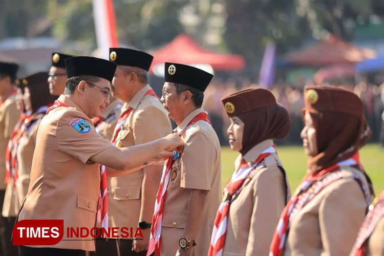 Kak Supri, Kamabigus Universitas PGRI Madiun Terima Lencana Pancawarsa I dari Gerakan Pramuka