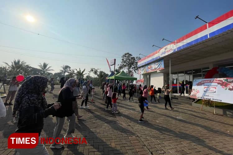 Senam Bersama Warga Pakis dalam Grand Opening Jabmart Cabang Lavana Land