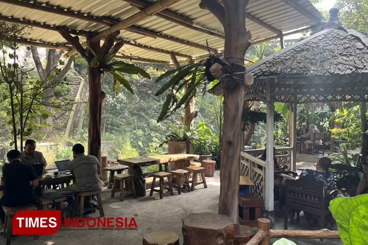 Cafe Pipir Lepen Splindid Malang Ubah Pinggiran Kali Jadi Tempat Nongkrong Asyik