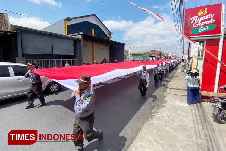 Rayakan Kemerdekaan, Warga Kota Malang Bentangkan Merah Putih Sepanjang 79 Meter