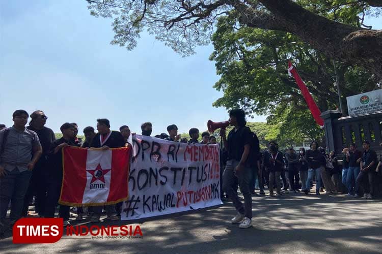 Ratusan Mahasiswa-Masyarakat Malang Kepung Jalanan Kawal Putusan MK