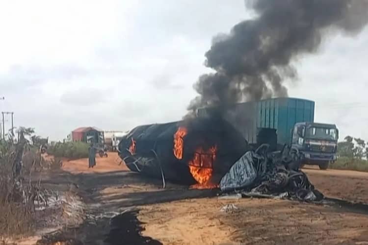 Truk Tangki Tabrakan Dengan Truk Penumpang di Nigeria, 59 Orang Tewas