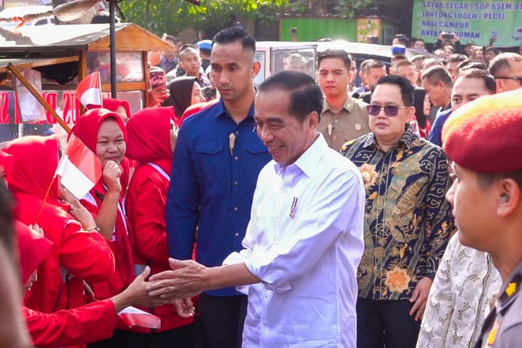Dampingi Presiden Tinjau Pasar Dukuh Kupang, Pj Gubernur Adhy Pastikan Harga Terkendali