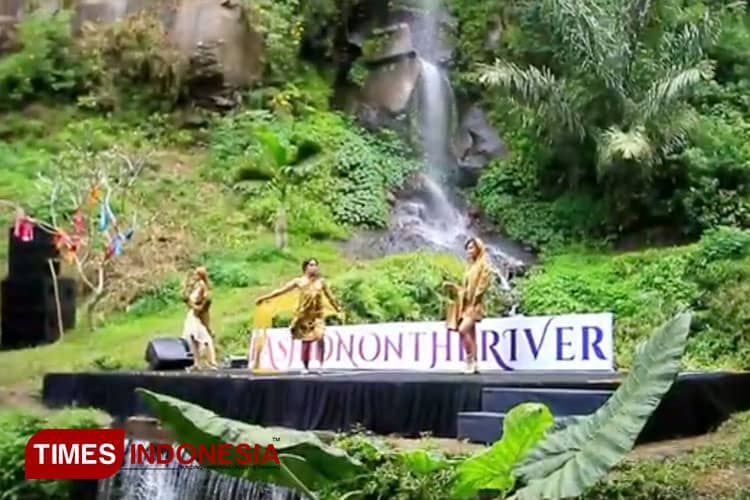 Besok, Fashion On The River di Coban Talun
