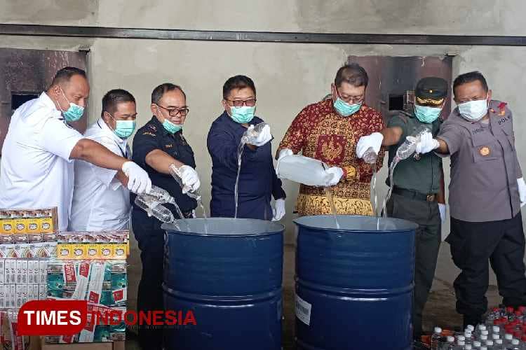 6,1 Juta Batang Rokok dan Miras Ilegal eks Tegahan Bea Cukai di Malang Dimusnahkan