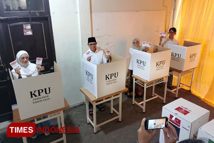 Cawali Batu Nurochman Nyoblos Bareng Keluarga dan Tetangga