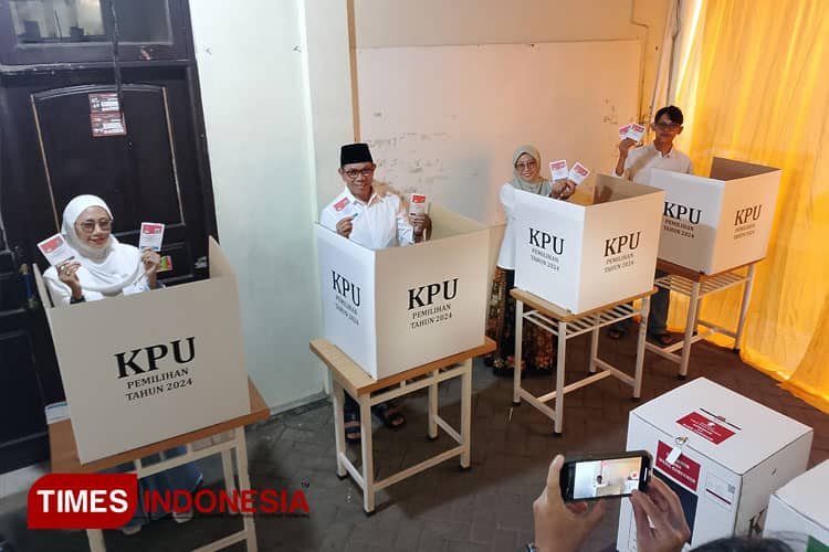 Cawali Batu Nurochman Nyoblos Bareng Keluarga dan Tetangga