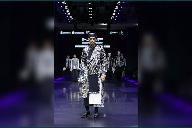 Sentuhan Etnik Osing Isyam Syamsi Bawa Batik Banyuwangi ‘Jenon’ Berkibar di IN2MF 2024