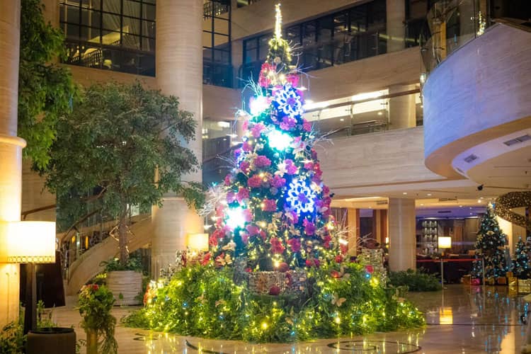 Wyndham Surabaya Hadirkan Pohon Natal Bertema Fantasi Setinggi Lima Meter