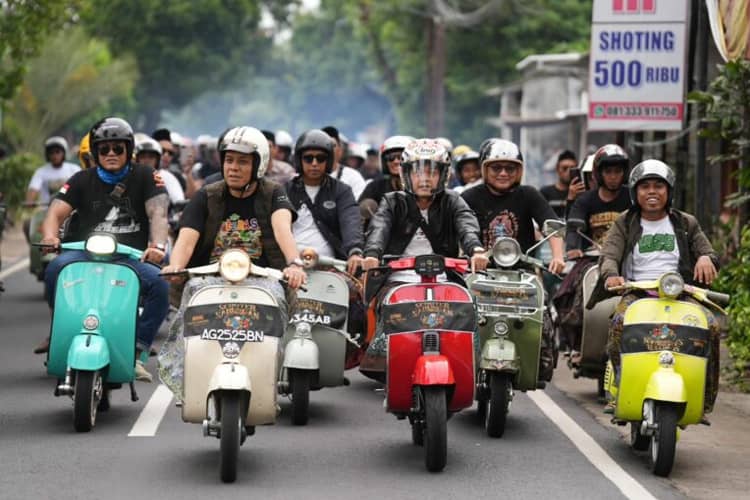 Konvoi Sarungan dari Simpang Lima Gumul, Cara Skuter Mania Sambut 1 Abad Al-Falah Ploso