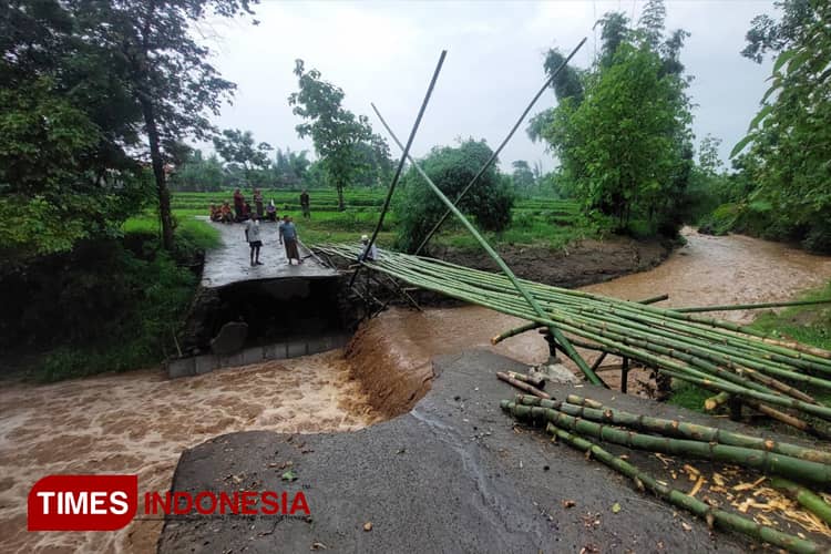 Jembatan Penghubung di Kabupaten Probolinggo Putus Diterjang Banjir, Warga Harus Memutar 4 Kilometer