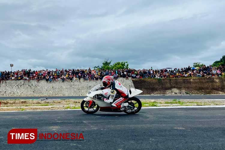 Pembalap Moto 2, Mario Suryo Aji Jajal Trek Sirkuit Parang Magetan