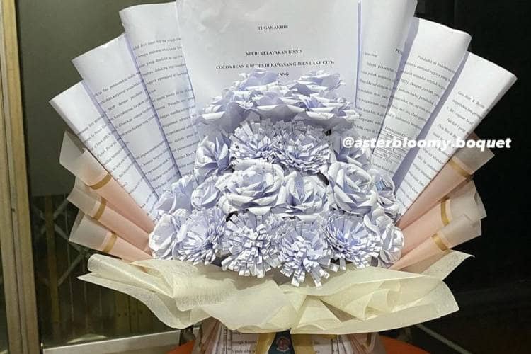 Unik! Alumni UB Ini Buat Buket Bunga dari Kertas Revisi Skripsi