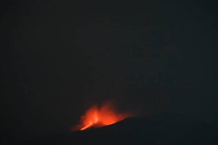 Gunung Ibu Kembali Erupsi, Laja Pijar Setinggi 200 Meter