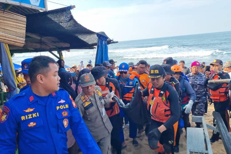 Penyelaman Tim SAR Temukan Korban Meninggal Pantai Drini Gunungkidul di Kedalaman 18 Meter