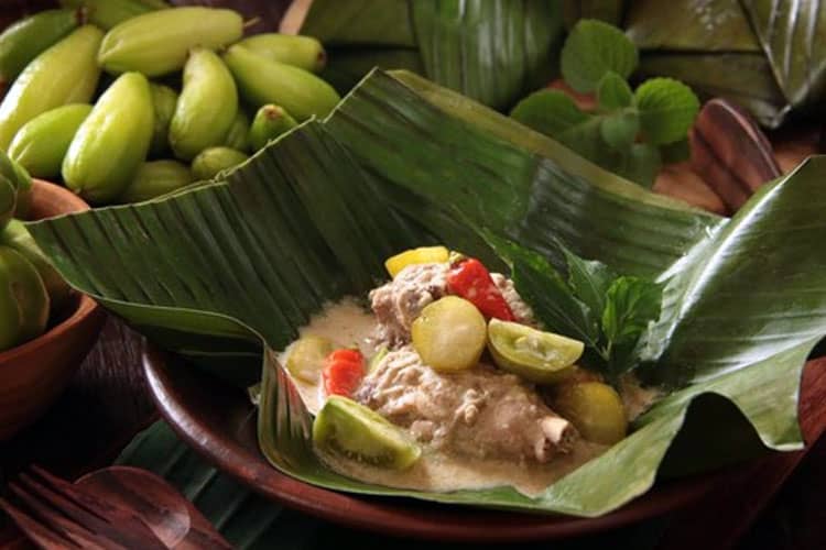 Makanan Tradisional Nusantara yang Dibungkus Daun Pisang