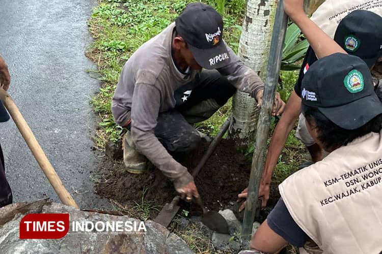 KSM-T Unisma Pemasangan Cermin Jalan Guna Mencegah Terjadinya Kecelakaan di Beberapa Titik Desa