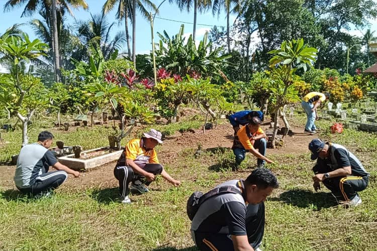 ‘Rijig-rijig Makam’ Wujud Polisi di Banyuwangi Menyambut Bulan Suci Ramadhan