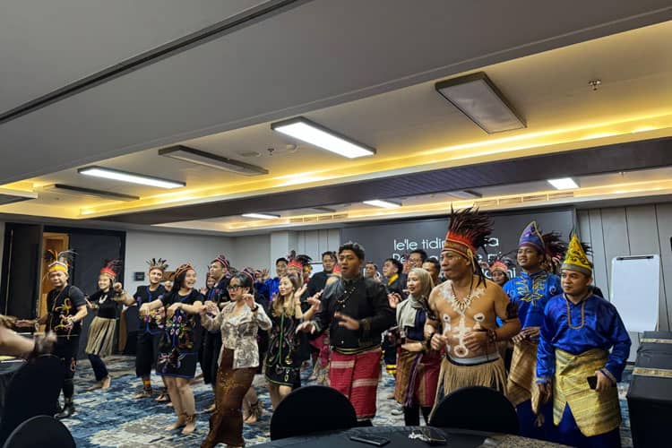 Keseruan General Staff Meeting Aston Inn Jemursari Berbalut Busana Adat
