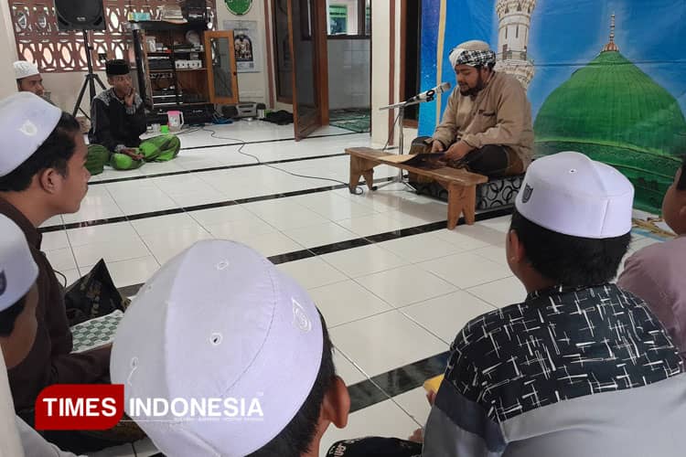 Ngabuburit Bermakna: Pemuda di Probolinggo Ini Habiskan Waktu dengan Ngaji Kitab