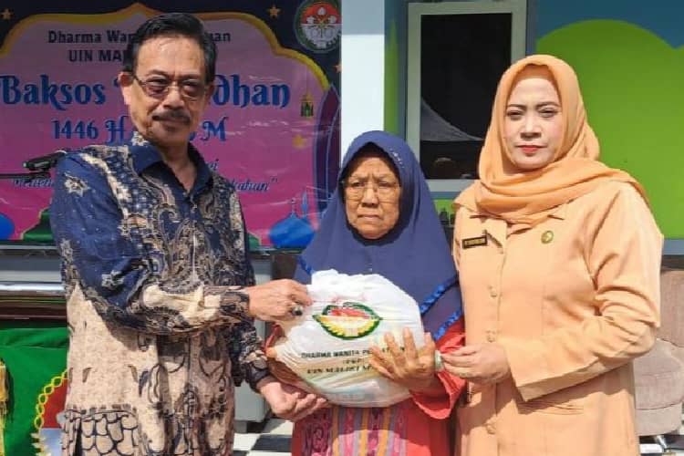DWP UIN Malang Bagi-Bagi Sembako Untuk Fakir Miskin Hingga Karyawan