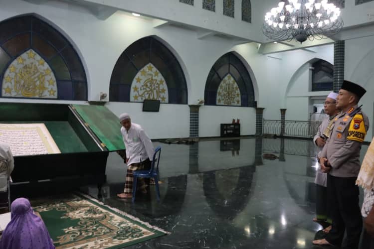 Kapolresta Banyuwangi Tadarus Al-Qur'an Raksasa di Masjid Agung