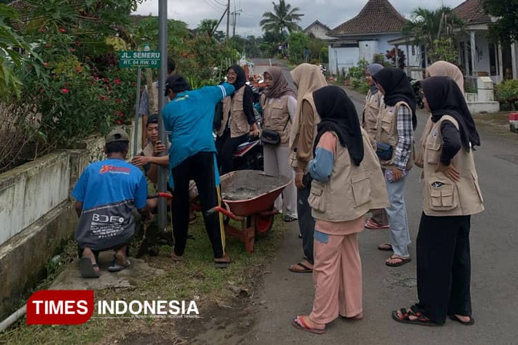 Mahasiswa KSM-T Unisma Malang Wujudkan Batas Wilayah Jelas dengan Pemasangan Papan Nama Jalan