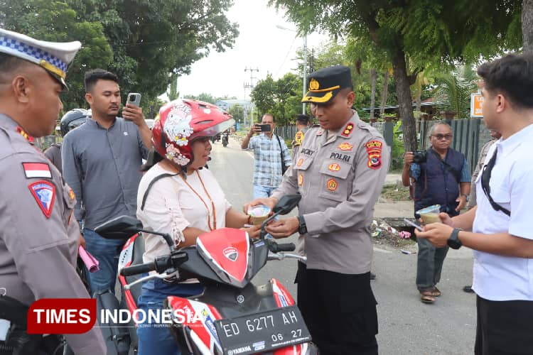 Bagi-bagi Takjil Ramadan 2025 dan Bukber dan Insan Pers , Ini Harapan Kapolres Sumba Timur