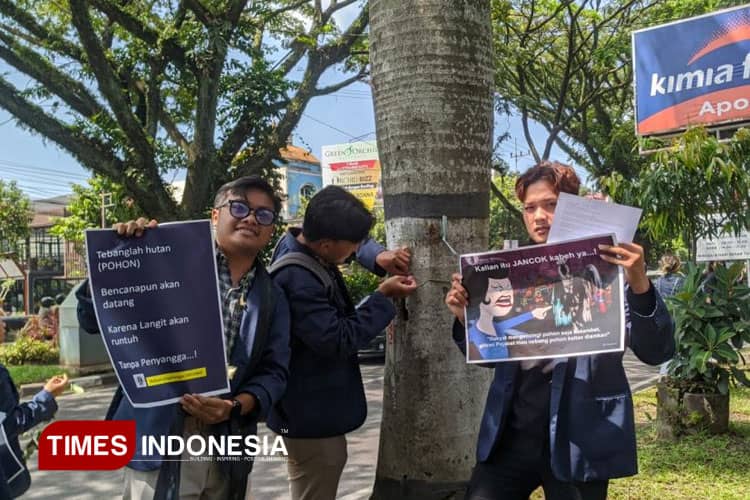 Mahasiswa FH-UWG Malang Gelar Aksi Tolak Penebangan Pohon di Jl Soekarno Hatta