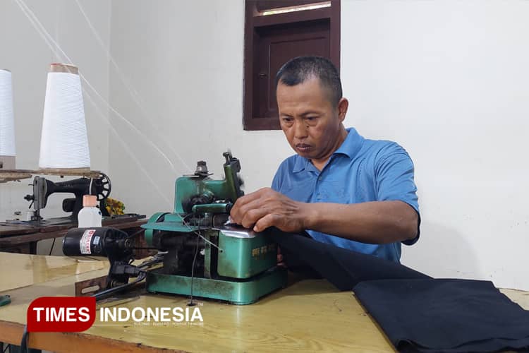 Perubahan Tren, Tukang Jahit di Banyuwangi Sepi Order Lebaran