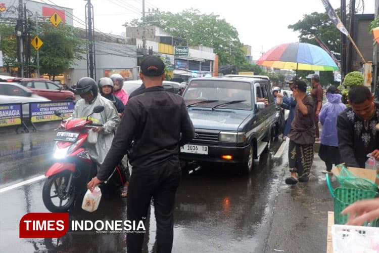 Berbagi Takjil Satuan MENWA UWG Malang Wujudkan Konsep Kerakyatan