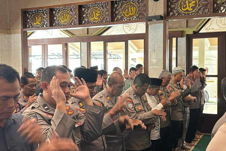 Polresta Banyuwangi Gelar Sholat Gaib untuk Tiga Polisi Gugur di Lampung