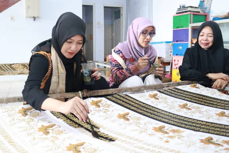 Dukung UMKM, Dekranasda Kunjungi Sentra Batik dan Bordir