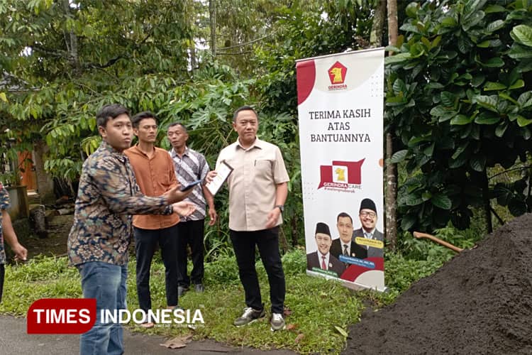 Alayk Mubarok Realisasikan Bantuan Paving Jalan ke Punden Sumber Kunci