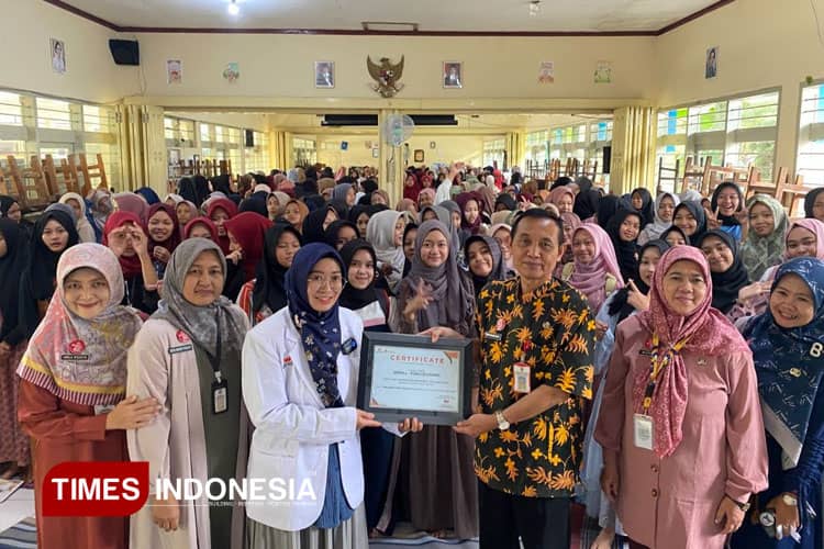 Giat Rutin, dr. Inneke Dokter Spesialis Kulit RSU Wajak Husada Berikan Edukasi Remaja soal IMS