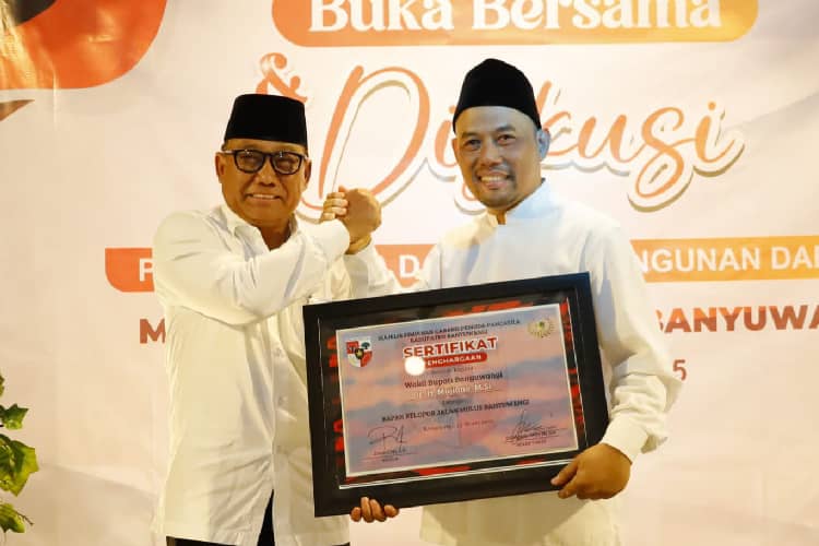 Wabup Mujiono Raih Penghargaan Bapak Pelopor Jalan Mulus Banyuwangi