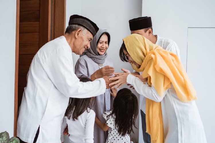 Tradisi Lebaran di Indonesia yang Tak Pernah Pudar: Dari Silaturahmi hingga Ketupat