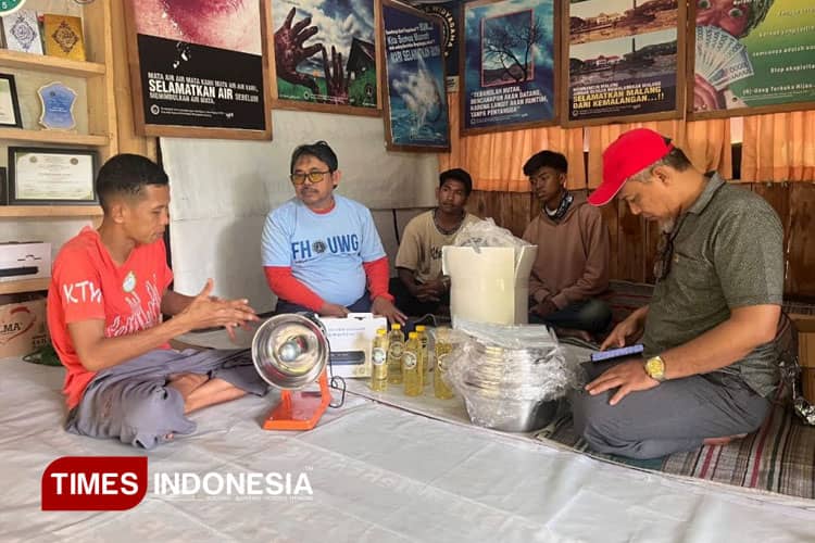 Tim Dosen UWG Serahkan Bantuan Alat Produksi Minyak Kelapa untuk Warga