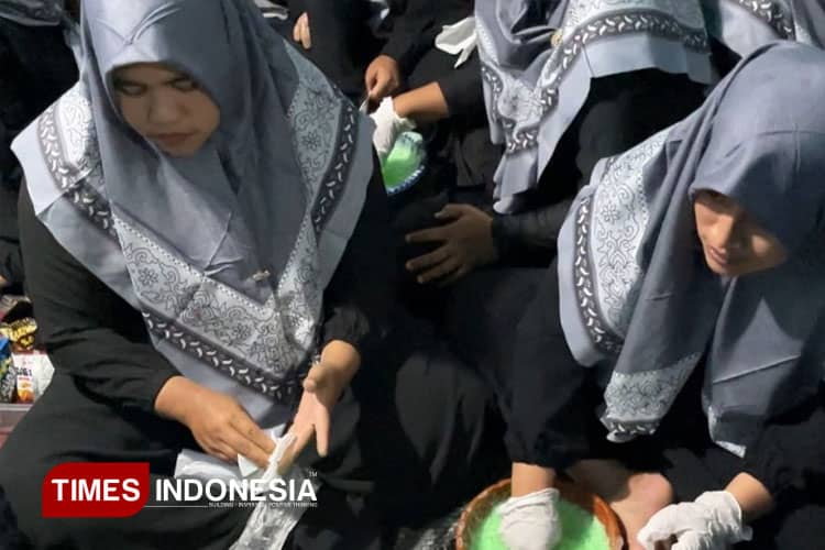 Mahasiswa KSM-T Unisma Malang Berdayakan Ibu-Ibu Fatayat NU dengan Pelatihan Pembuatan Sabun Cuci Piring