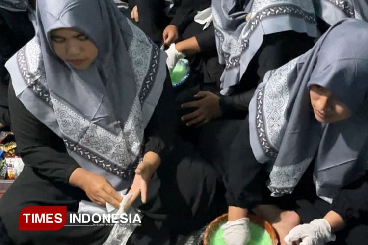 Mahasiswa KSM-T Unisma Malang Berdayakan Ibu-Ibu Fatayat NU dengan Pelatihan Pembuatan Sabun Cuci Piring