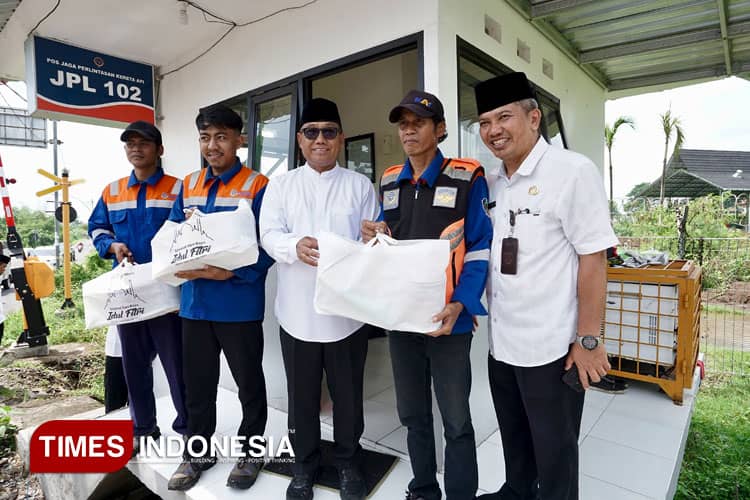 Pemkab Banyuwangi Bagikan Sembako untuk Petugas Penjaga Perlintasan Kereta