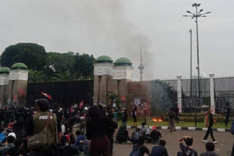 Polisi Bubarkan Paksa Demo UU TNI di Depan DPR