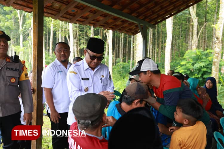 Wabup Banyuwangi Bagikan Sembako kepada Mitra Perhutani