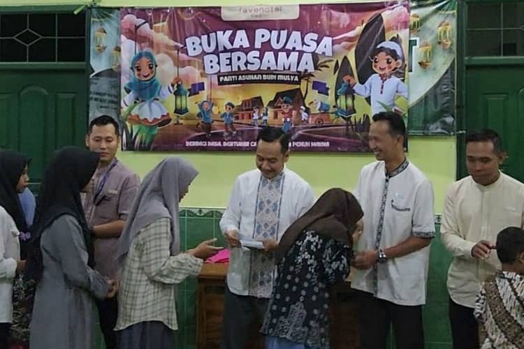 Berbagi Berkah di Momen Ramadan, Favehotel Kediri Buka Puasa Bersama dan Santuni Yatim Piatu