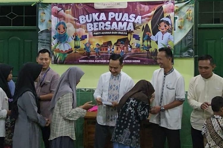 Berbagi Berkah di Momen Ramadan, Favehotel Kediri Buka Puasa Bersama dan Santuni Yatim Piatu