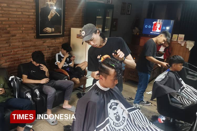 Barbershop Bifa’s Malang Kebanjiran Pelanggan Menjelang Ramadan, Puncak Antrean di Malam Takbiran