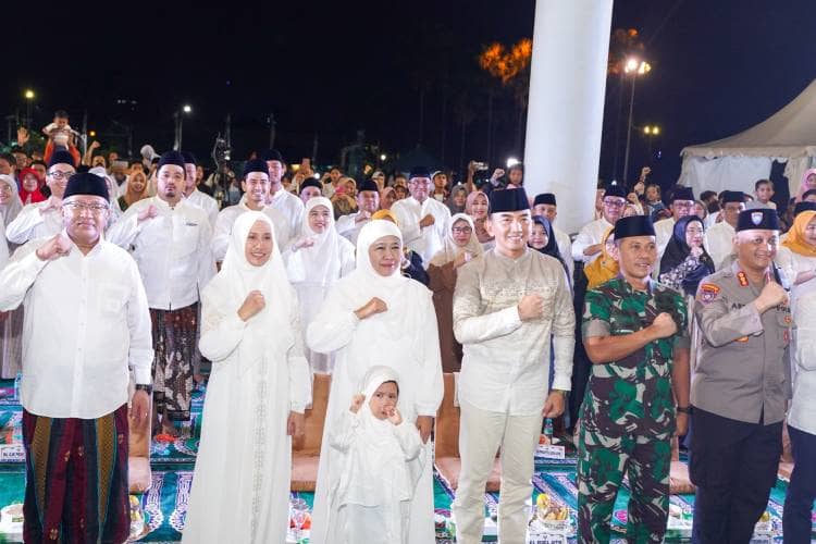 Gubernur Khofifah dan Ribuan Masyarakat Rayakan Idul Fitri dengan Takbiran Guyub dan Penuh Hormat