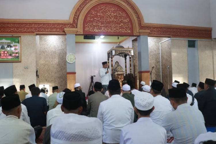 Ribuan Umat Muslim Sholat Id di Masjid Agung Ar-Raudlah Kraksaan